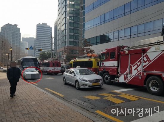 "출동 소방차 앞에 차 세우고, 통행로엔 불법주차"…여전한 '시민의식'