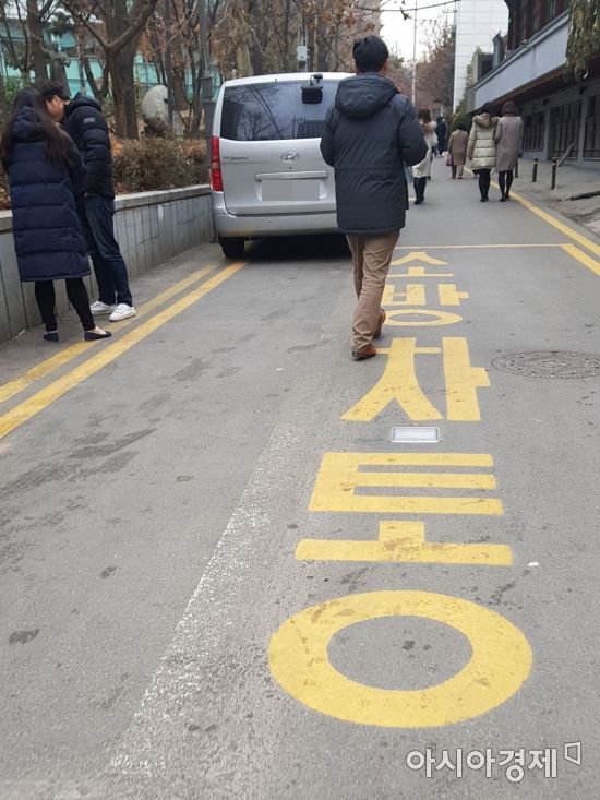 "출동 소방차 앞에 차 세우고, 통행로엔 불법주차"…여전한 '시민의식'