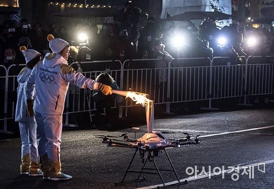 [포토] 드론에 옮겨지는 평창올림픽 성화