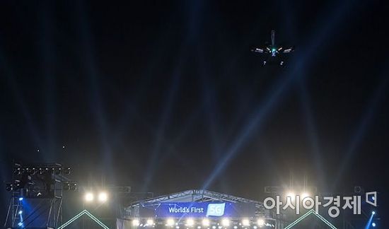 [포토] 서울의 밤 하늘 날아오른 5G 드론