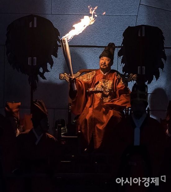 [포토] 임금님과 성화봉송