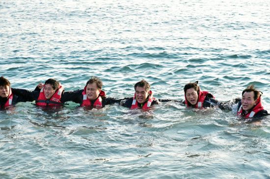박경민 해양경찰청장(사진 왼쪽에서 네번째)을 비롯한 해경 지휘부들이 13일 부산 태종대 앞바다에서 스쿠버 훈련을 받앗다. 사진제공=해양경찰청