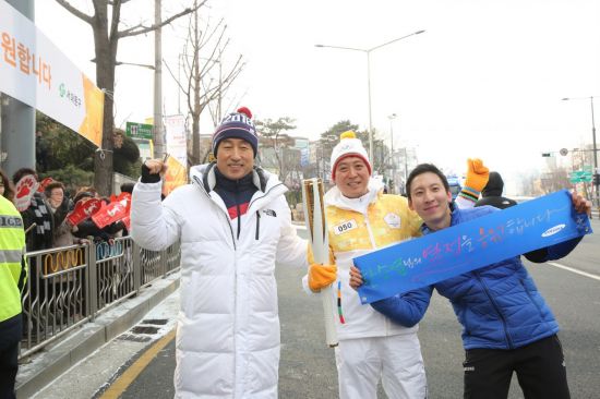 문석진 서대문구청장, 평창올림픽 성황 봉송 응원