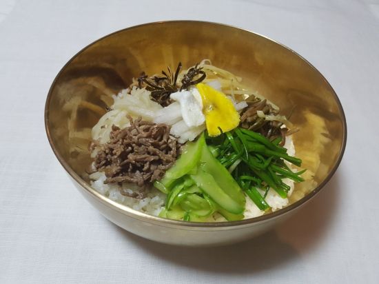 [한국의 맛] 구정을 맞기 전에 가족이 함께 정겹게 나누어 먹는 음식 '비빔밥'
