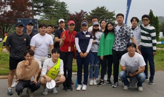 윤소원과 용인대 골프학과 학생들이 지난해 KLPGA투어 NH투자증권레디이스에서 우승을 차지한 김지영2와 기념 촬영을 하고 있다.