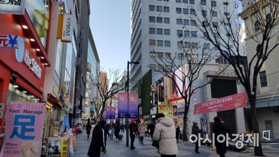 화장품 로드숍이 몰려 있는 명동 거리 모습.