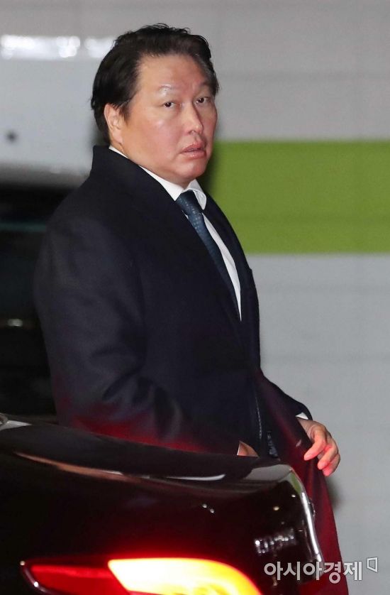 [포토] 이혼조정 2차 조정기일 들어서는 최태원 회장