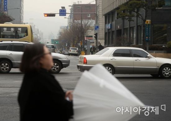 [포토]미세먼지 속 겨울비