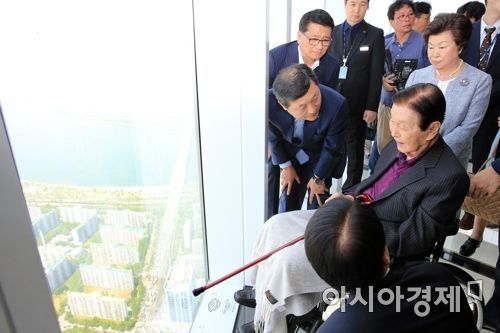 '롯데월드타워 이사' 신격호 총괄회장, 신동빈 회장과 못다한 교류 활발