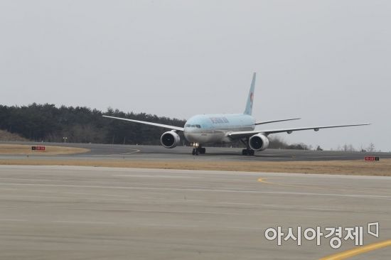 16일 양양공항에 E급 대형항공기인 대한항공 B777-200이 착륙, 유도로를 향해 이동하고 있다.