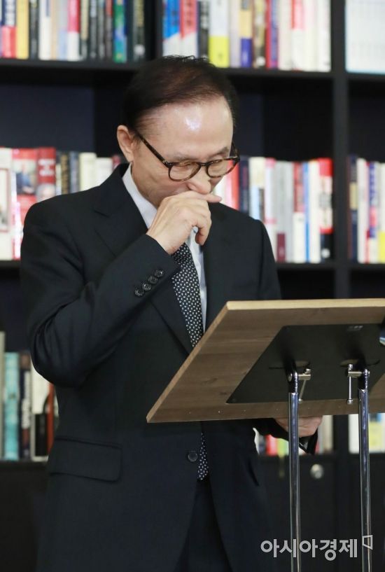 [포토] 기자회견하는 이명박 전 대통령