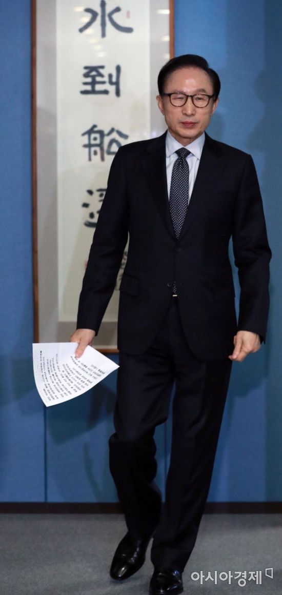 [포토] 긴급 기자회견 위해 입장하는 이명박 전 대통령