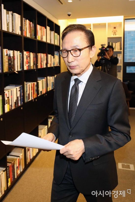 [포토] 기자회견 마치고 퇴장하는 이명박