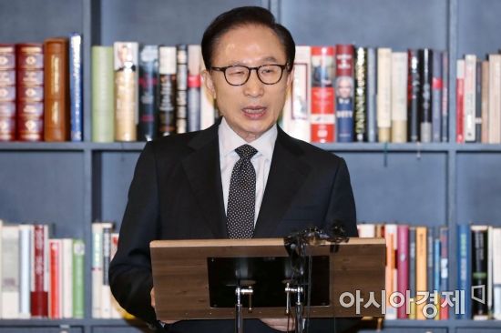 '이명박·박근혜' 두 전직 대통령, 다른듯 닮은 대처 방법