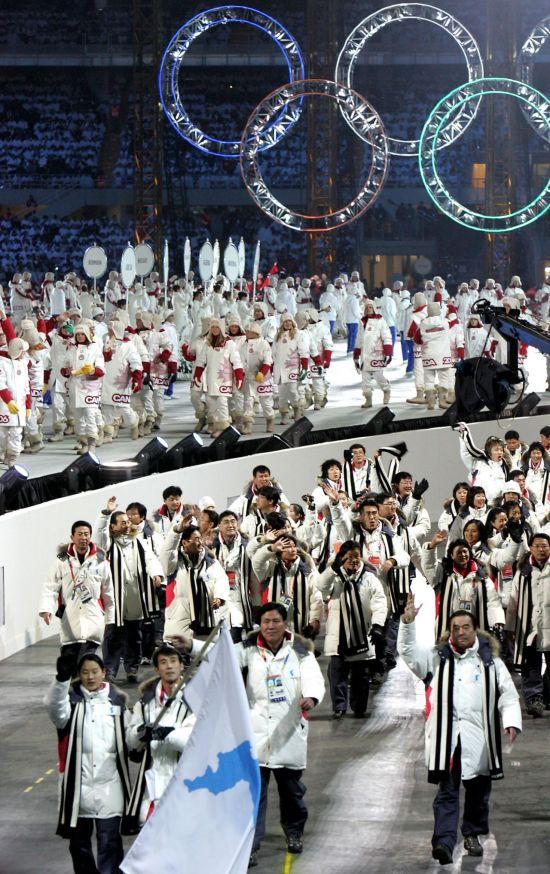 2006년 열린 이탈리아 토리노 동계올림픽 개회식 때 한반도기를 앞세워 공동입장하는 모습. [이미지출처=연합뉴스]