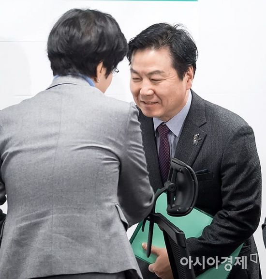 [포토] 인사 나누는 홍종학-김영주 장관