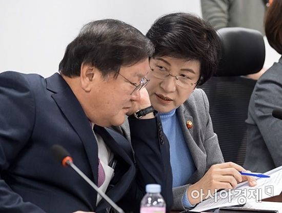 [포토] 의견 나누는 김영주 장관-김태년 의장