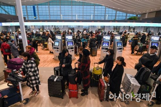 18일 공식 개장해 운영에 들어간 인천국제공항 제2여객터미널에서 여행객들이 체크인하기 위해 줄을 서고 있다./영종도=강진형 기자aymsdream@
