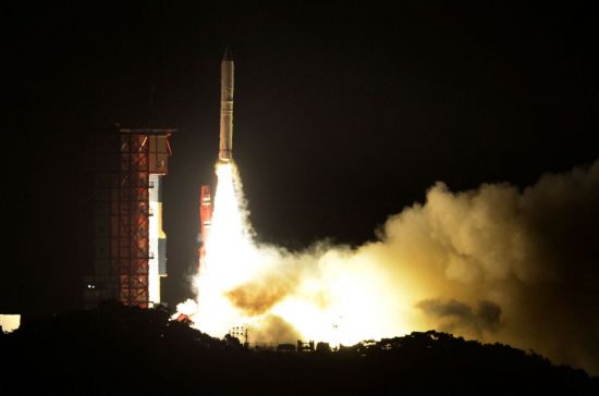 일본 가고시마(鹿兒島)현 기모쓰키(肝付)의 우치노우라(內之浦)우주공간관측소에서 18일 소형 로켓 '엡실론 3호기'가 발사되고 있다(사진=로이터연합뉴스).