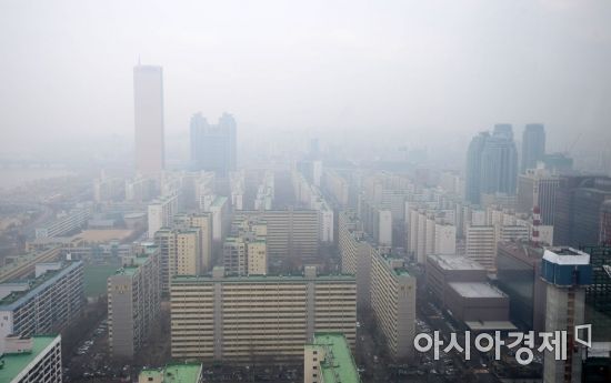 고농도 미세먼지가 기승을 부리고 있는 18일 서울 도심이 희뿌연 모습을 보이고 있다. /문호남 기자 munonam@