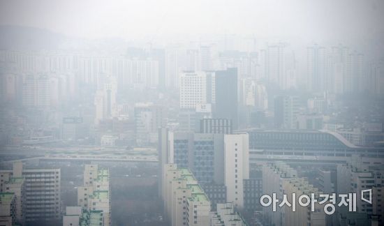 고농도 미세먼지가 기승을 부리고 있는 18일 서울 도심이 희뿌연 모습을 보이고 있다. /문호남 기자 munonam@