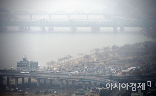 고농도 미세먼지가 기승을 부리고 있는 18일 서울 도심이 희뿌연 모습을 보이고 있다. /문호남 기자 munonam@
