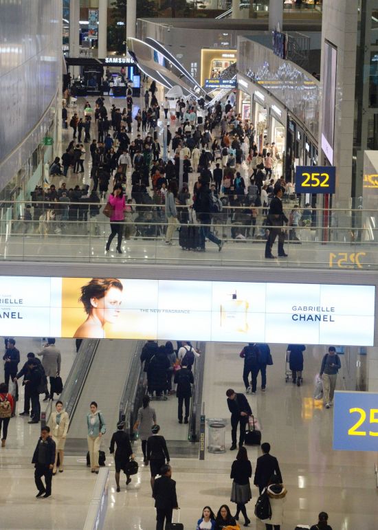 인천공항 2터미널 개장 이틀째 순항...첫 주말이 고비(종합) 