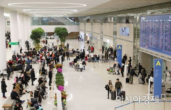 여성 출국자 비중 처음으로 남성 앞질러