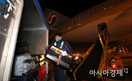 [포토] 인천국제공항 제2여객터미널 개항 첫 비행기 도착