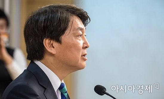 [포토] 가상화폐 토론회 참석한 안철수 대표
