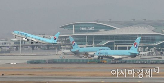 [포토] 여객기와 인천공항 제2여객터미널