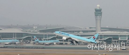 [포토] 인천공항 제2여객청사서 힘차게 비상하는 여객기