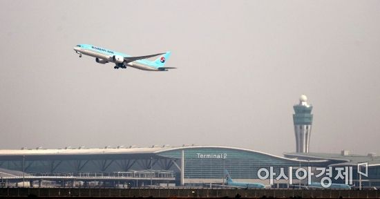 [포토] 인천국제공항 제2여객터미널서 이륙하는 여객기