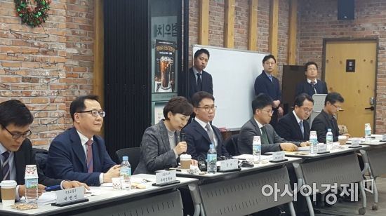 김현미 국토교통부 장관(왼쪽에서 세번째)이 18일 서울 가좌 행복주택에서 주거복지 협의체 회의에 참석, 모두발언을 하고있다.