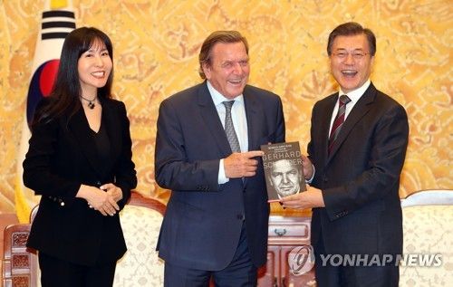 슈뢰더 전 독일총리, 김소연씨와 연인관계 공식화…조만간 한국 방문
