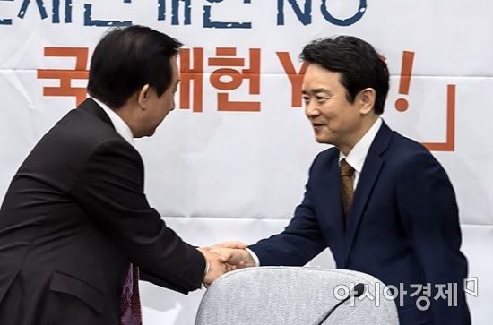[포토] 한국당 원내대책회의 참석한 남경필 지사