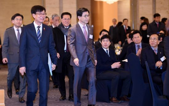 김상조 "최저임금 인상, 가맹업계 부담해야" VS 업계"본부에만 전담해선 안돼"(종합)