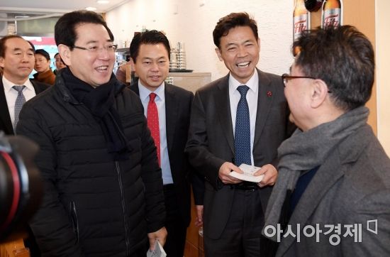 [포토] 외식업체 방문한 홍장표 수석과 김영록 장관