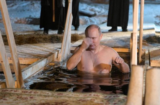 [포토]얼음물 들어가 성호 긋는 푸틴 대통령