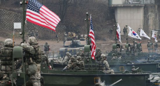 2015년 12월10일 경기도 연천군 한탄강에서 열린 한미연합 도하작전 훈련에서 미2사단 M1A2 SEP 전차가 부교를 건너고 있다. (사진=연합뉴스)