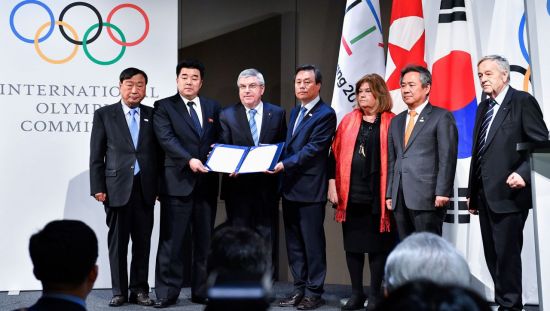 20일 IOC에서 본사에서 토마스 바흐 위원장을 비롯해 남북, 올림픽조직위원회 측이 남북 단일팀 등 선언문을 합의한 후 기념촬영하고 있다.