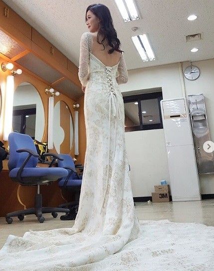 '서프라이즈' 김하영, 환상적인 드레스 뒤태 "하루종일 뒤로 걸어다니고 싶어"