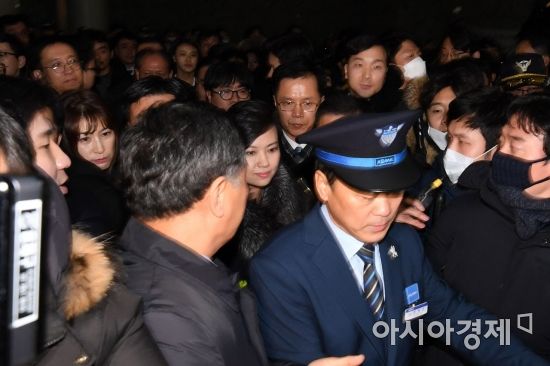 [포토] 서울역 도착한 현송월 삼지연관현악단 단장