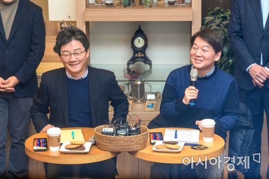 [포토] 바른정당과 합당 일정 밝히는 안철수 대표