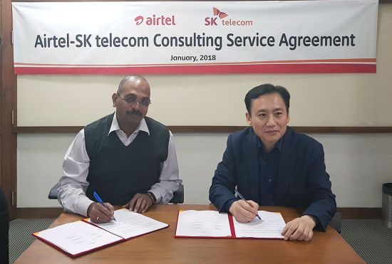 SK텔레콤은 인도 바르티 에어텔과 LTE 네트워크 운용 컨설팅 계약을 체결했다고 22일 밝혔다. 사진은 심상수 SK텔레콤 인프라 Biz 본부장(오른쪽)과 아베이 사바가온카르(Abhay Savargaonkar) 바르티 CTO가 컨설팅 계약을 체결하고 있는 모습.