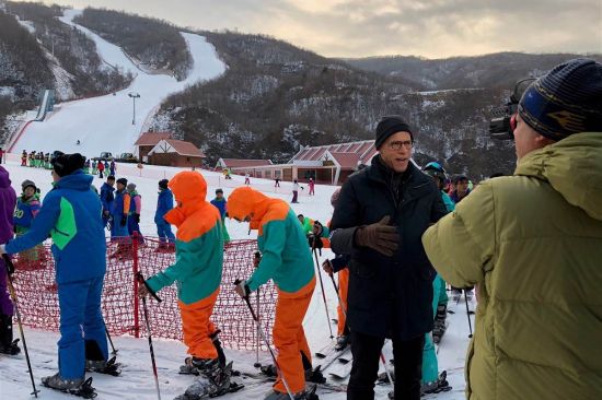 북한을 방문 중인 레스터 홀터 NBC 앵커가 마식령 스키장에서 리포팅을 하고 있다.(사진=NBC홈페이지 캡처)