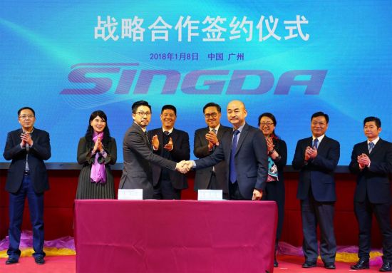 이상훈 한국타이어 중국지역본부 영업담당 및 전략기획담당(오른쪽)과 탄 웨이롱 점보버스그룹 부회장 및 광저우 아오티엔 페이타오(자동차부품) 유한회사 대표이사가 업무협약을 맺고 있다.