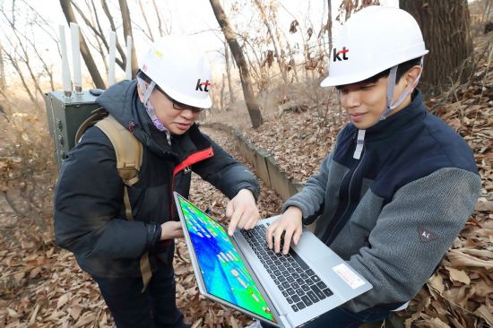 KT는 군 전술정보통신체계(TICN) 구축사업에 참여해 이동기지국용 무선망 설계툴을 군에 적용했다고 22일 밝혔다. KT 연구원들이 우면산에서 이동기지국용 무선망 설계툴을 테스트하고 있다.
