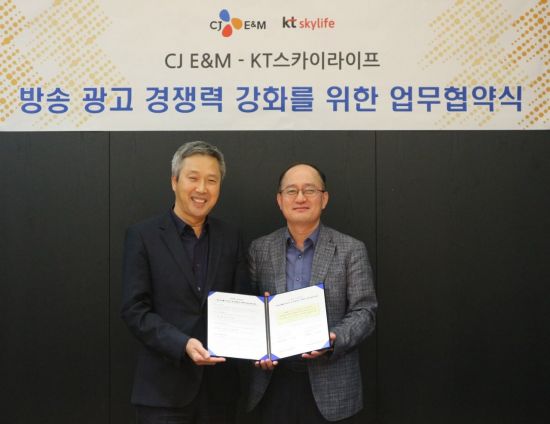 ㅣ	
이성학 CJ E&M 방송사업총괄(왼쪽)과 KT스카이라이프 강국현 부사장.