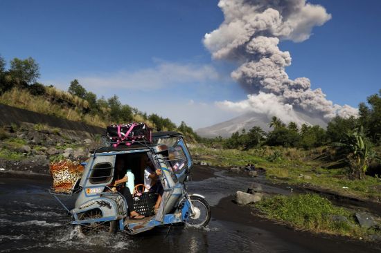 [포토]폭발 임박한 필리핀 마욘화산…화산재 3km 치솟아 